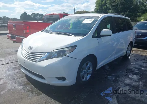 2015 Toyota Sienna Le 8 Passenger z USA, uszkodzony, nr VIN 5TDKK3DC9FS689874